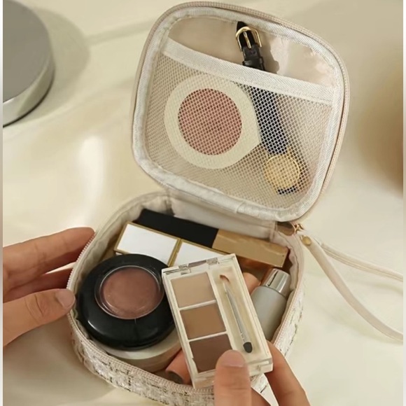 Tweed Wristlet Cosmetic Bag -Boutique-New! LAST ONE 🌶️ - Picture 2 of 9